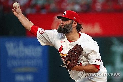 미국 메이저리그 베테랑 투수 랜스 린이 지난해 세인트루이스 카디널스 소속으로 경기에 선발 등판해 투구하고 있다. AFP 연합뉴스