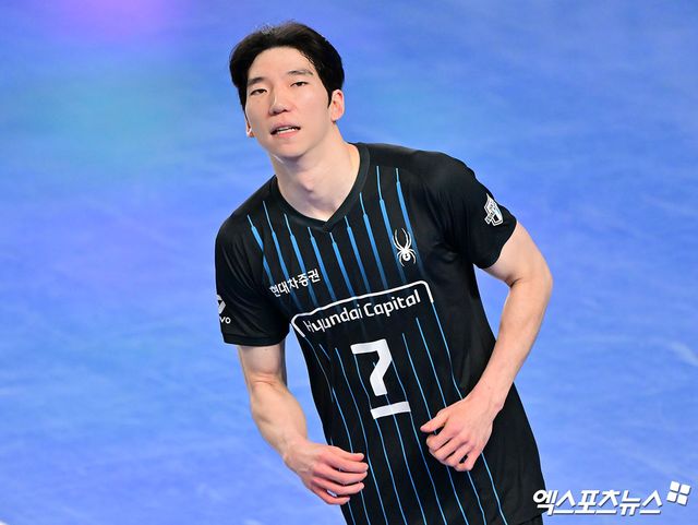 남자 프로배구 현대캐피탈의 허수봉이 1일 천안유관순체육관에서 열린 도드람 2024-2025 V리그 남자부 챔피언 결정전(5전 3승제) 1차전에서 대한항공을 상대로 16점을 기록하며 팀 승리에 기여했다. 사진 김한준 기자