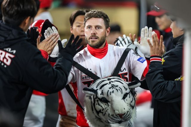 KIA 타이거즈 외국인 타자 패트릭 위즈덤이 2일 광주-KIA챔피언스필드에서 열린 2025 신한 SOL Bank KBO리그 삼성 라이온즈와의 시즌 1차전에 2번타자 겸 1루수로 선발 출전해 3타수 1안타(1홈런) 2타점 1볼넷을 기록했다. KIA 타이거즈