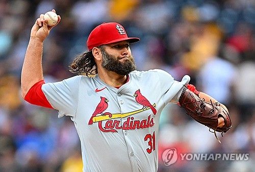 미국 메이저리그 베테랑 투수 랜스 린이 지난해 세인트루이스 카디널스 소속으로 경기에 선발 등판해 투구하고 있다. AFP 연합뉴스