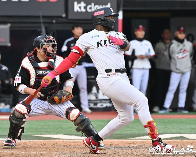 KT 외야수 로하스는 2일 수원 KT위즈파크에서 열린 '2025 신한 SOL Bank KBO 리그' LG와 정규시즌 첫 번째 맞대결에서 1번타자 우익수로 선발 출전했다. 리드오프로 돌아온 직후 시원한 홈런포를 쏘아 올려 팀 1300홈런 기록과 함께 에르난데스를 끌어내렸다. 엑스포츠뉴스 DB