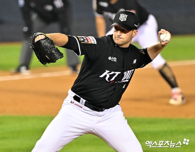 11일 오후 서울 송파구 잠실야구장에서 열린 '2024 신한 SOL Bank KBO 포스트시즌' KT 위즈와 LG 트윈스의 준플레이오프 5차전 경기, 8회말 1사 KT 벤자민이 공을 힘차게 던지고 있다. 엑스포츠뉴스 DB