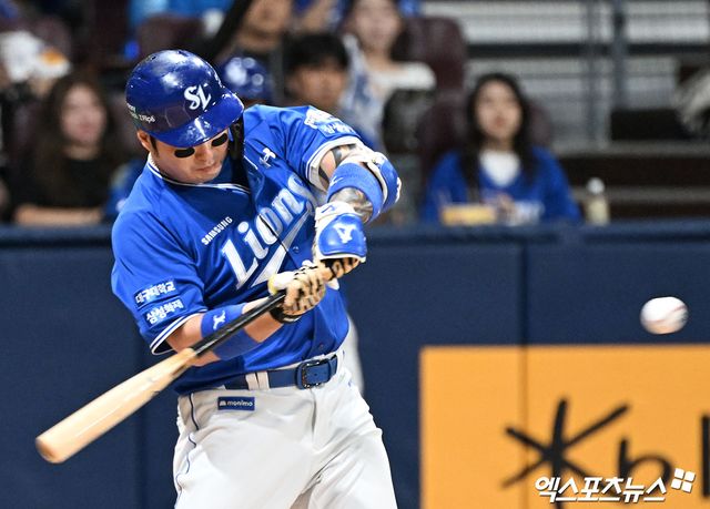 28일 오후 서울 구로구 고척스카이돔에서 열린 '2024 신한 SOL Bank KBO리그' 삼성 라이온즈와 키움 히어로즈의 경기, 1회초 무사 1,2루 삼성 박병호가 스리런 홈런을 날리고 있다. 엑스포츠뉴스 DB