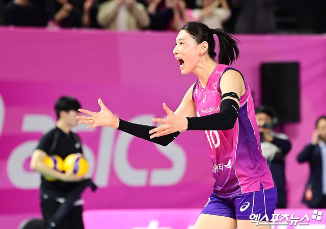 흥국생명 김연경이 2일 인천 삼산월드체육관에서 열린 정관장과의 챔피언결정전 2차전에서 포효하고 있다. 엑스포츠뉴스 삼산, 박지영 기자