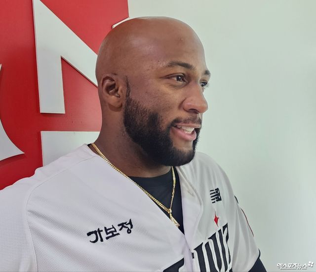 KT 외야수 로하스는 2일 수원 KT위즈파크에서 열린 '2025 신한 SOL Bank KBO 리그' LG와 정규시즌 첫 번째 맞대결에서 1번타자 우익수로 선발 출전했다. 리드오프로 돌아온 직후 시원한 홈런포를 쏘아 올려 팀 1300홈런 기록과 함께 에르난데스를 끌어내렸다. 수원, 박정현 기자