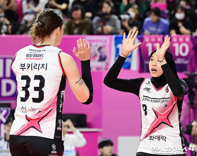 정관장 부키리치와 메가가 2일 인천 삼산월드체육관에서 열린 흥국생명과의 챔피언결정전 2차전에서 세리머니하고 있다. 엑스포츠뉴스 삼산, 박지영 기자