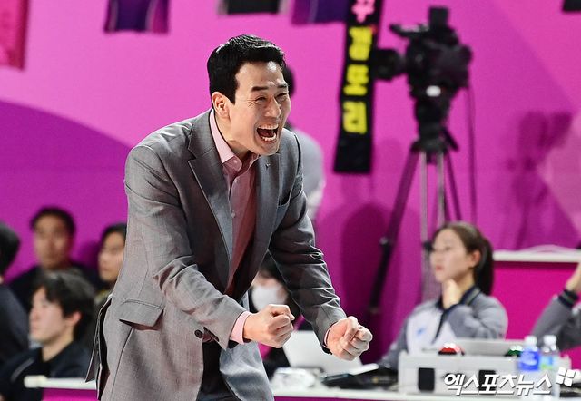 정관장 고희진 감독이 2일 인천 삼산월드체육관에서 열린 흥국생명과의 챔피언결정전 2차전에서 포효하고 있다. 엑스포츠뉴스 삼산, 박지영 기자