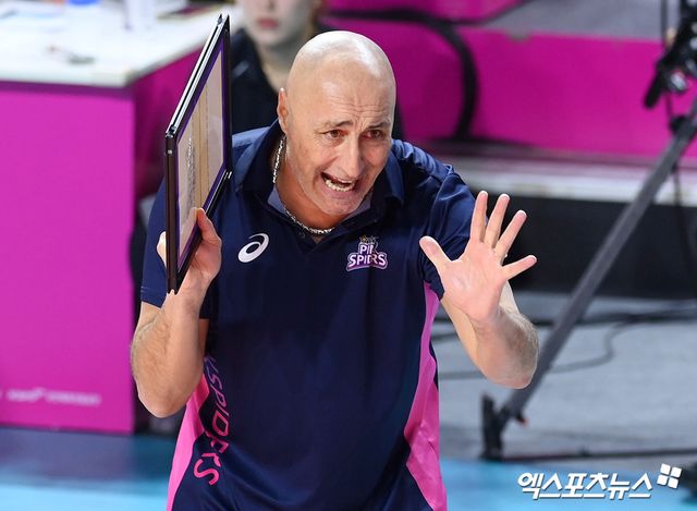 흥국생명 마르첼로 아본단자 감독이 올 시즌 V리그 정규리그 경기에서 선수들에게 작전을 지시하고 있다. 엑스포츠뉴스 DB