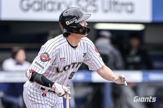 롯데 자이언츠 나승엽이 20일 대구 삼성 라이온즈전에서 타격 후 타구를 바라보고 있다. 롯데 자이언츠