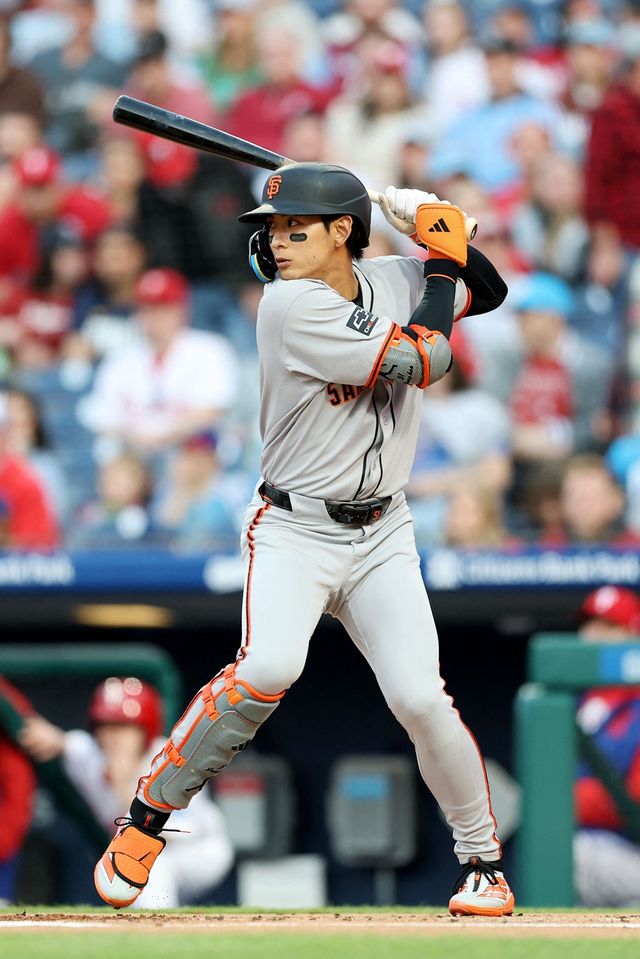 미국 메이저리그 샌프란시스코 자이언츠의 이정후를 돕고 있는 통역 한동희 씨가 이정후의 프로 정신을 치켜세웠다. 20일 MLB닷컴과의 인터뷰에서 한 씨는 '이정후는 정말 특별하고 긍정적인 사람이다. 지난해 부상이 없었다면 좋은 시즌을 보냈겠지만 올해 이렇게 좋은 성적을 내지 못했을 것이다. 내 관점에서 볼 때 이정후는 재활 과정 중에 무언가를 확실하게 배운 것 같다"고 말했다. 연합뉴스