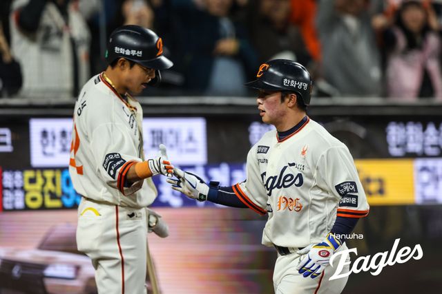 한화 내야수 문현빈(오른쪽)은 20일 대전한화생명볼파크에서 열린 '2025 신한 SOL Bank KBO 리그' NC와 정규시즌 세 번째 맞대결에서 3번 지명타자로 선발 출전했다. 5회말과 7회말 적시타로 총 4타점을 뽑아내며 공격에 활력을 불어넣었다. 한화 이글스