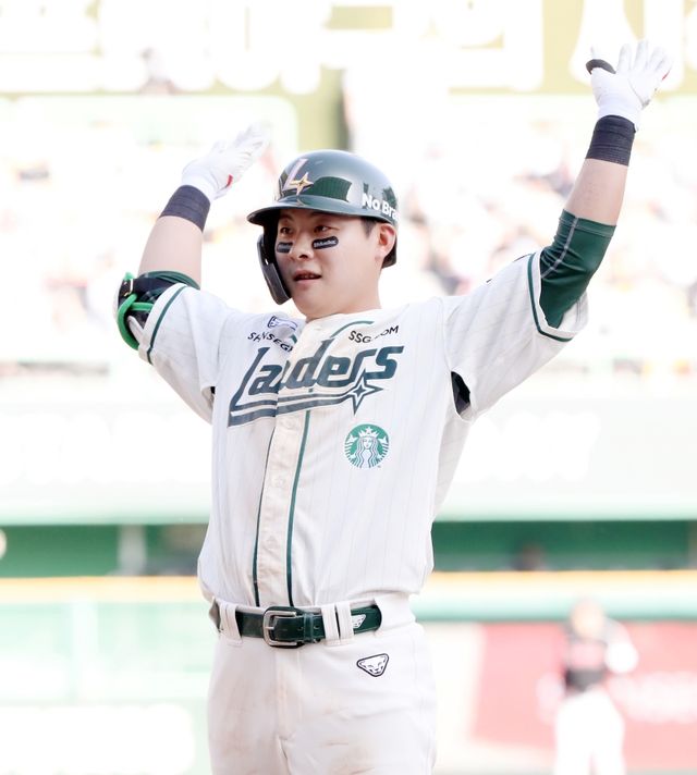 20일 오후 인천SSG랜더스필드에서 열린 '2025 신한 SOL Bank KBO리그' LG 트윈스와 SSG 랜더스의 경기, SSG가 9:3으로 승리하면서 6연패 탈출에 성공했다. SSG 최준우는 홈런 1개를 포함해 3타수 2안타 3타점 3득점을 기록했다. SSG 랜더스