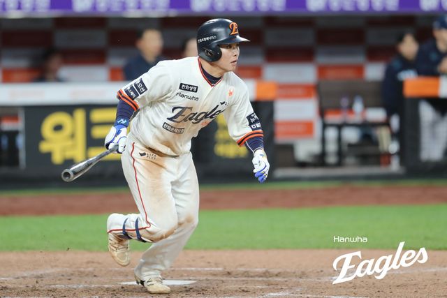 한화 내야수 문현빈은 20일 대전한화생명볼파크에서 열린 '2025 신한 SOL Bank KBO 리그' NC와 정규시즌 세 번째 맞대결에서 3번 지명타자로 선발 출전했다. 5회말과 7회말 적시타로 총 4타점을 뽑아내며 공격에 활력을 불어넣었다. 한화 이글스