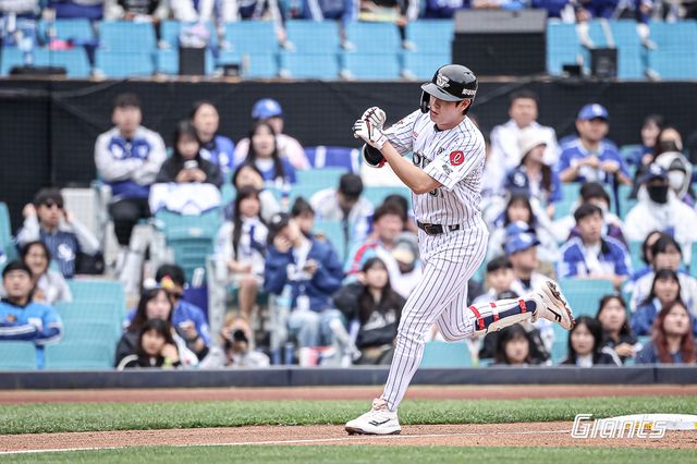 롯데 자이언츠 나승엽이 20일 대구 삼성 라이온즈전에서 홈런을 친 뒤 베이스를 돌고 있다. 롯데 자이언츠