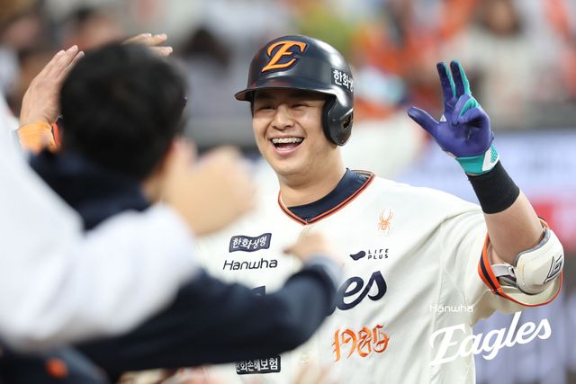 한화 내야수 노시환은 지난 19일 대전한화생명볼파크에서 열린 '2025 신한 SOL Bank KBO 리그' NC와 정규시즌 두 번째 맞대결에서 4번타자 3루수로 선발 출전했다. 4회말 홈런포를 포함해 3타점으로 활약해 팀 승리에 보탬이 됐다. 한화는 기분 좋은 흐름을 이어가고자 동일한 타선으로 나선다. 한화 이글스