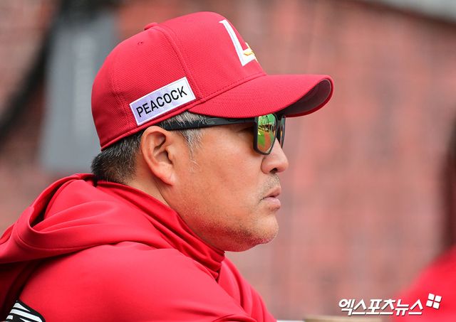 17일 오후 인천SSG랜더스필드에서 열리는 '2025 신한 SOL Bank KBO리그' 한화 이글스와 SSG 랜더스의 경기, SSG 이숭용 감독이 선수들의 훈련을 지켜보고 있다. 엑스포츠뉴스 DB