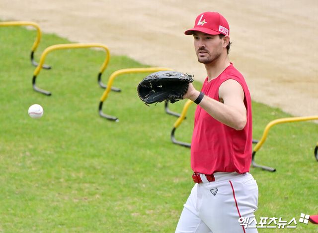 17일 오후 인천SSG랜더스필드에서 열리는 '2025 신한 SOL Bank KBO리그' 한화 이글스와 SSG 랜더스의 경기, SSG 앤더슨이 훈련에 임하고 있다. 엑스포츠뉴스 DB