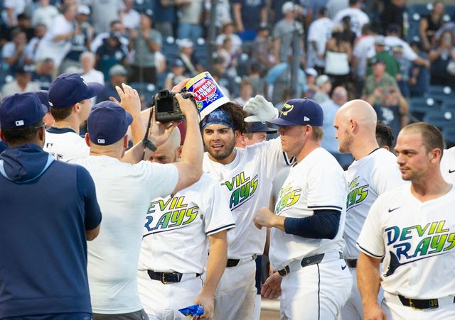 미국 메이저리그 탬파베이 레이스가 20일(한국시간) 미국 플로리다주 탬파의 조지 M. 스타인브레너 필드에서 열린 2025 메이저리그 뉴욕 양키스와의 홈 경기에서 아란다의 연장 10회말 끝내기 홈런으로 10-8 승리를 거뒀다. 사진 연합뉴스