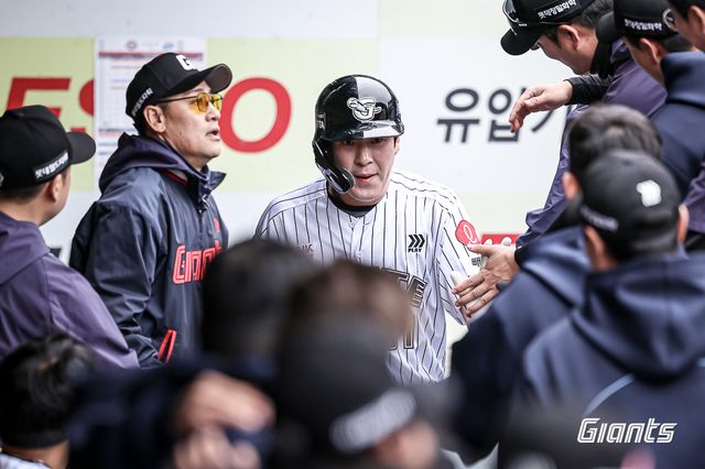 롯데 자이언츠 나승엽이 20일 대구 삼성 라이온즈전에서 홈런을 친 뒤 득점해 축하 받고 있다. 롯데 자이언츠