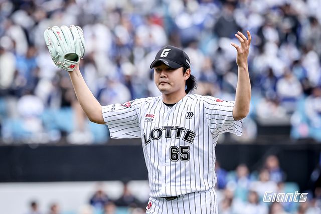 롯데 자이언츠 정철원이 20일 대구 삼성 라이온즈전에서 무실점으로 이닝을 마친 뒤 세리머니하고 있다. 롯데 자이언츠