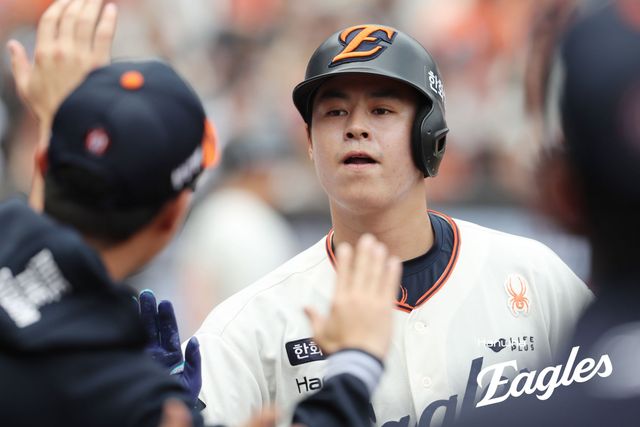 한화 내야수 노시환은 20일 대전한화생명볼파크에서 열린 '2025 신한 SOL Bank KBO 리그' NC와 정규시즌 세 번째 맞대결에서 4번타자 3루수로 선발 출전했다. 2회말 솔로포를 터트려 KBO리그 역대 108번째 개인 100홈런을 달성했다. 한화 이글스