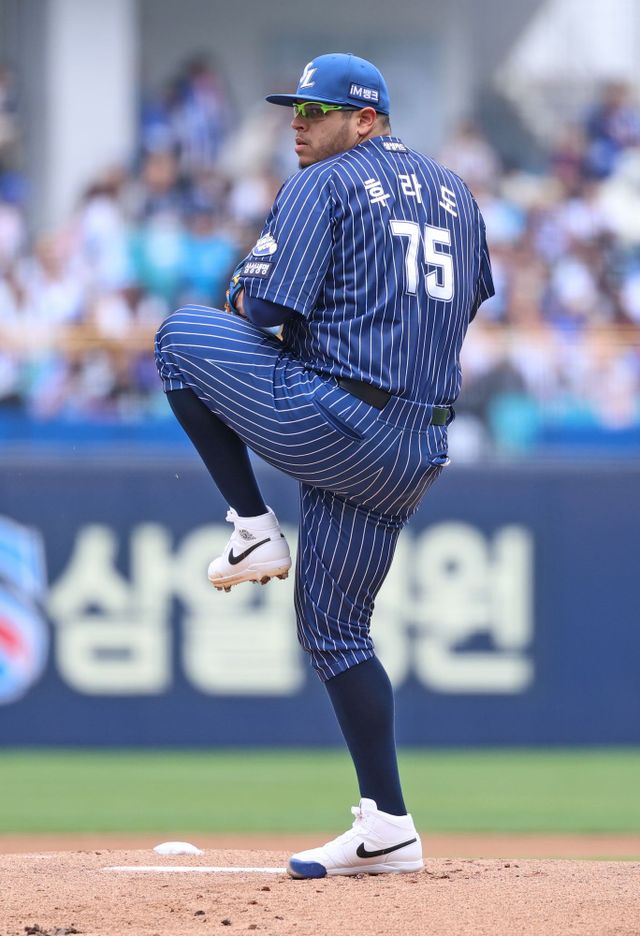 삼성 라이온즈 선발투수 아리엘 후라도가 20일 대구 롯데 자이언츠전에 선발 등판해 투구하고 있다. 삼성 라이온즈