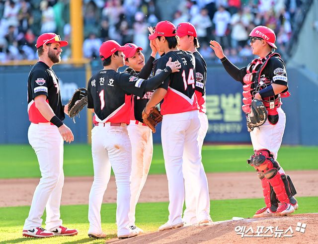 20일 오후 서울 송파구 잠실야구장에서 열린 '2025 신한 SOL Bank KBO리그' KIA 타이거즈와 두산 베어스의 경기, KIA가 두산에 6:2로 역전승을 거두며 위닝시리즈를 달성했다. 이날 경기에서 승리한 KIA 선수들이 기뻐하고 있다. 잠실, 김한준 기자