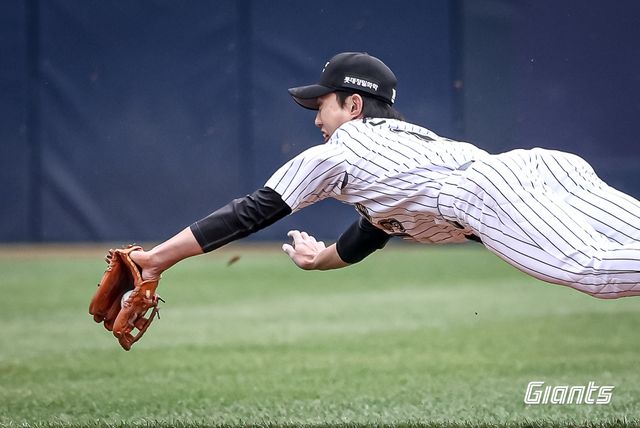 롯데 자이언츠 전민재가 20일 대구 삼성 라이온즈전에서 다이빙 캐치를 선보이고 있다. 롯데 자이언츠
