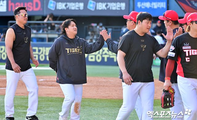 20일 오후 서울 송파구 잠실야구장에서 열린 '2025 신한 SOL Bank KBO리그' KIA 타이거즈와 두산 베어스의 경기, KIA가 두산에 6:2로 역전승을 거두며 위닝시리즈를 달성했다. 이날 경기에서 승리한 KIA 이범호 감독이 선수들과 함께 기뻐하고 있다. 잠실, 김한준 기자