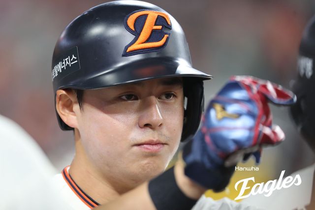 한화 내야수 노시환은 20일 대전한화생명볼파크에서 열린 '2025 신한 SOL Bank KBO 리그' NC와 정규시즌 세 번째 맞대결에서 4번타자 3루수로 선발 출전했다. 2회말 솔로포를 터트려 KBO리그 역대 108번째 개인 100홈런을 달성했다. 한화 이글스