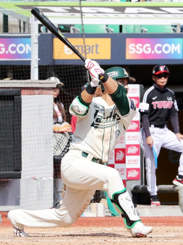 20일 오후 인천SSG랜더스필드에서 열린 '2025 신한 SOL Bank KBO리그' LG 트윈스와 SSG 랜더스의 경기, SSG가 9:3으로 승리하면서 6연패 탈출에 성공했다. SSG 최준우는 홈런 1개를 포함해 3타수 2안타 3타점 3득점을 기록했다. SSG 랜더스