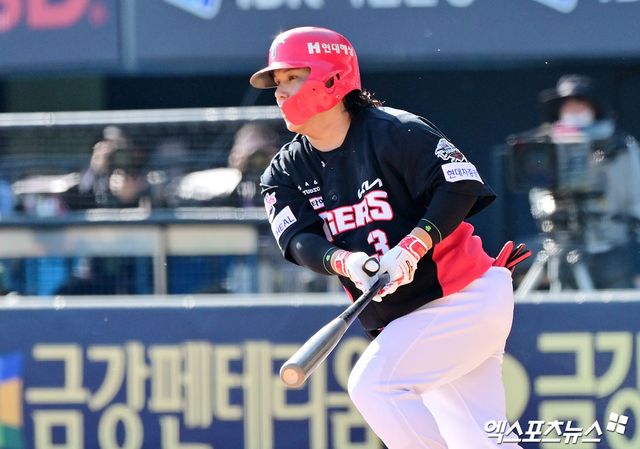 20일 오후 서울 송파구 잠실야구장에서 열린 '2025 신한 SOL Bank KBO리그' KIA 타이거즈와 두산 베어스의 경기, 7회초 1사 1,2루 KIA 김선빈이 1타점 2루타를 날리고 있다. 잠실, 김한준 기자