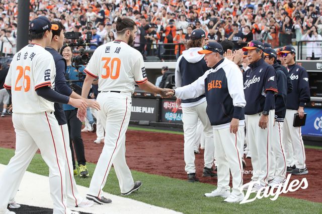 한화 투수 폰세(30번)는 20일 대전한화생명볼파크에서 열린 '2025 신한 SOL Bank KBO 리그' NC와 정규시즌 3번째 맞대결에서 선발 등판했다. 7이닝 1피안타 무실점 13탈삼진 압도적인 투구로 시즌 4승(무패)을 챙겼다. 동시에 팀은 2001년 후 24년 만에 선발 7연승을 기록했다. 한화 이글스