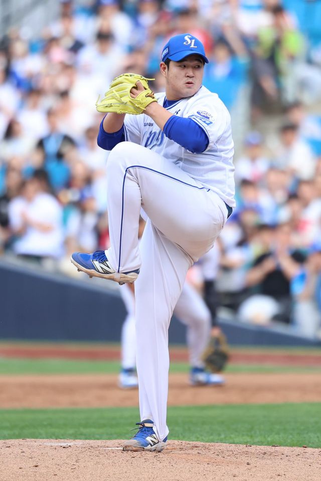 삼성 라이온즈 김대호가 19일 대구 롯데 자이언츠전에 선발 등판해 투구하고 있다. 삼성 라이온즈