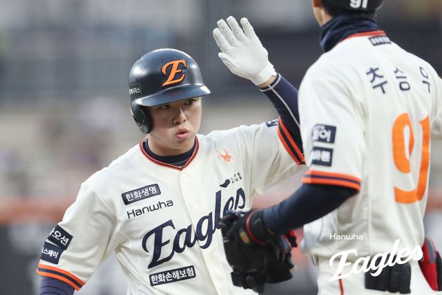한화 내야수 문현빈(왼쪽)은 20일 대전한화생명볼파크에서 열린 '2025 신한 SOL Bank KBO 리그' NC와 정규시즌 세 번째 맞대결에서 3번 지명타자로 선발 출전했다. 5회말과 7회말 적시타로 총 4타점을 뽑아내며 공격에 활력을 불어넣었다. 한화 이글스