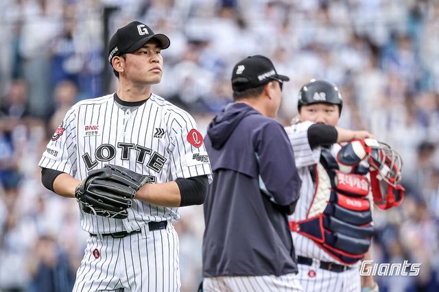 롯데 자이언츠 선발투수 김진욱이 19일 대구 삼성 라이온즈전에서 강판 당하고 있다. 롯데 자이언츠