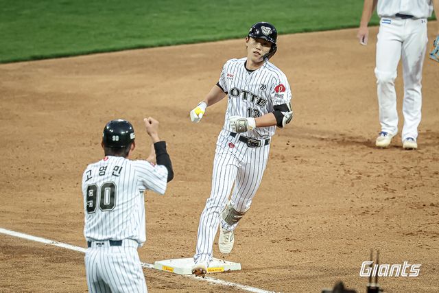 롯데 자이언츠 전민재가 19일 대구 삼성 라이온즈전에서 홈런을 친 뒤 베이스를 돌고 있다. 롯데 자이언츠