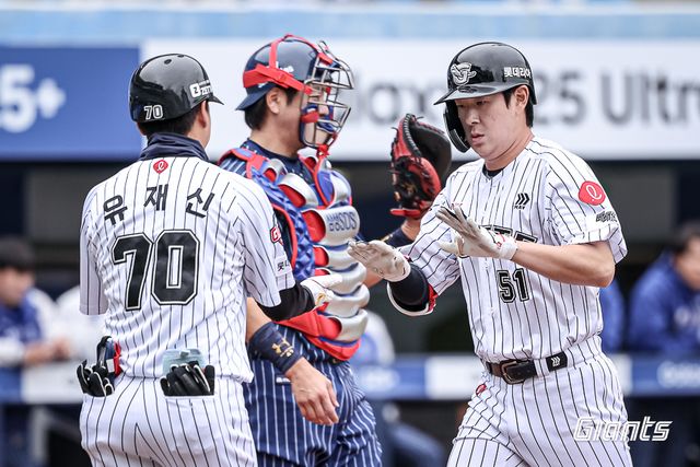 롯데 자이언츠 나승엽이 20일 대구 삼성 라이온즈전에서 홈런을 친 뒤 득점하고 있다. 롯데 자이언츠