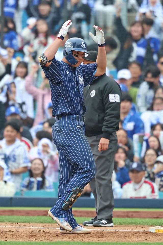 삼성 라이온즈 김영웅이 20일 대구 롯데 자이언츠전에서 적시타를 친 뒤 세리머니하고 있다. 삼성 라이온즈