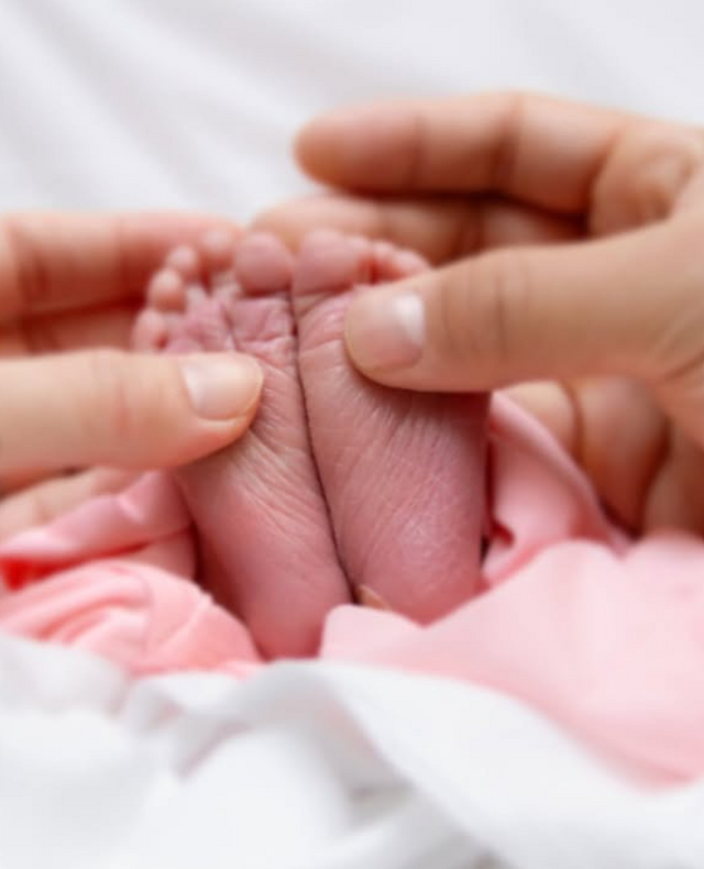 미국 메이저리그 LA 다저스의 오타니 쇼헤이가 20일(한국시간) 자신의 SNS를 통해 득녀 소식과 함께 딸의 발을 어루만지고 있는 사진을 공개했다. 사진 오타니 쇼헤이 인스타그램