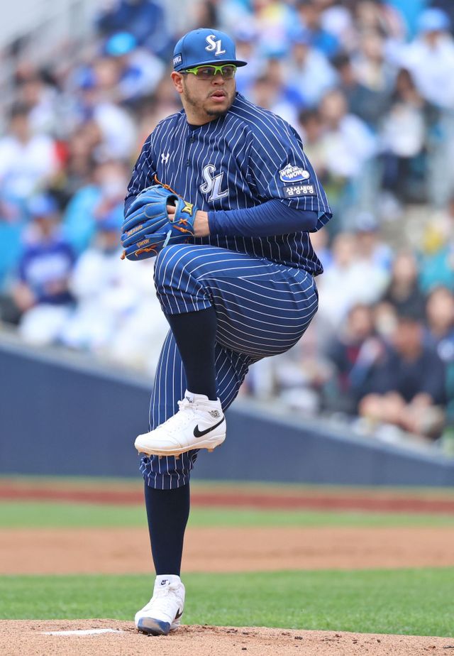 삼성 라이온즈 선발투수 아리엘 후라도가 20일 대구 롯데 자이언츠전에 선발 등판해 투구하고 있다. 삼성 라이온즈