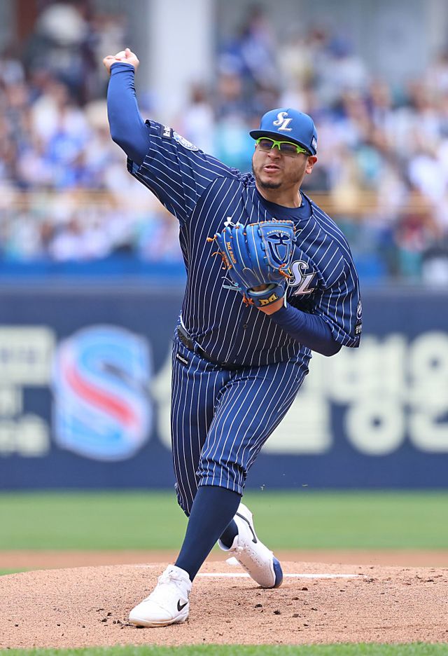 삼성 라이온즈 선발투수 아리엘 후라도가 20일 대구 롯데 자이언츠전에 선발 등판해 투구하고 있다. 삼성 라이온즈