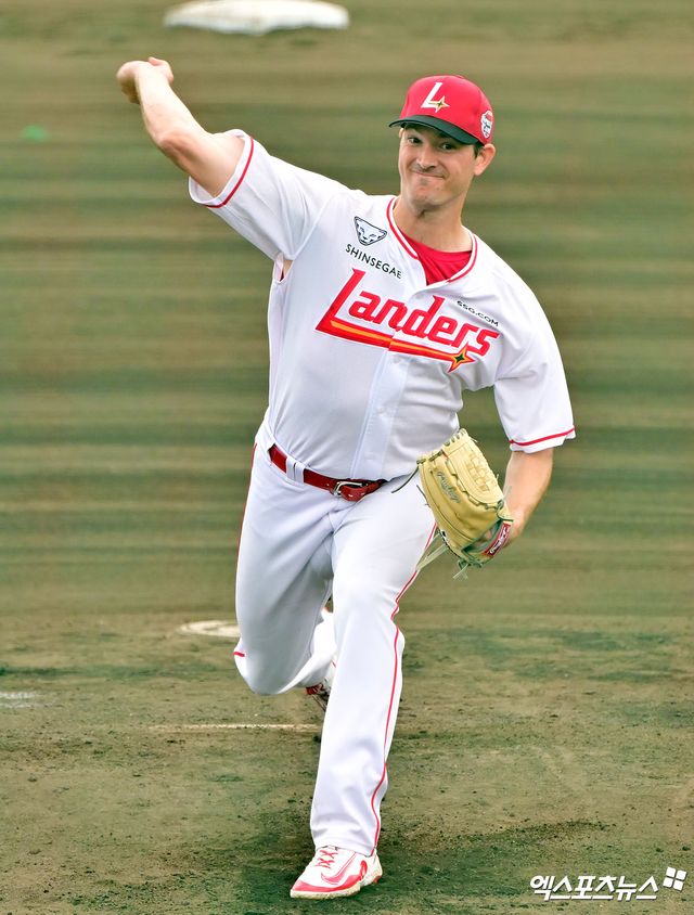 28일 오후 일본 오키나와 구시가와 구장에서 열린 KT 위즈와 SSG 랜더스의 연습경기, 1회초 SSG 선발투수 앤더슨이 공을 힘차게 던지고 있다. 엑스포츠뉴스 DB