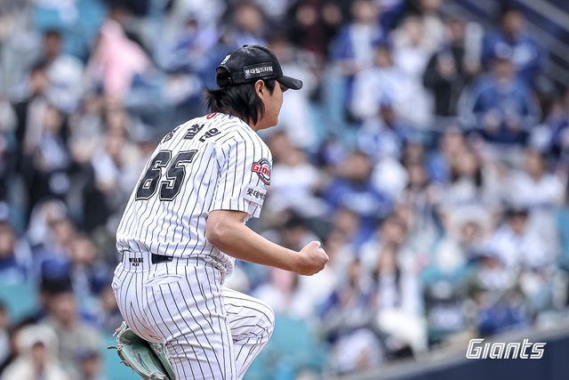 롯데 자이언츠 정철원이 20일 대구 삼성 라이온즈전에서 무실점으로 이닝을 마친 뒤 세리머니하고 있다. 롯데 자이언츠