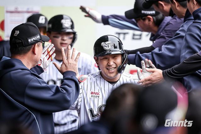 롯데 자이언츠 유강남이 20일 대구 삼성 라이온즈전에서 홈런을 친 뒤 득점해 축하 받고 있다. 롯데 자이언츠