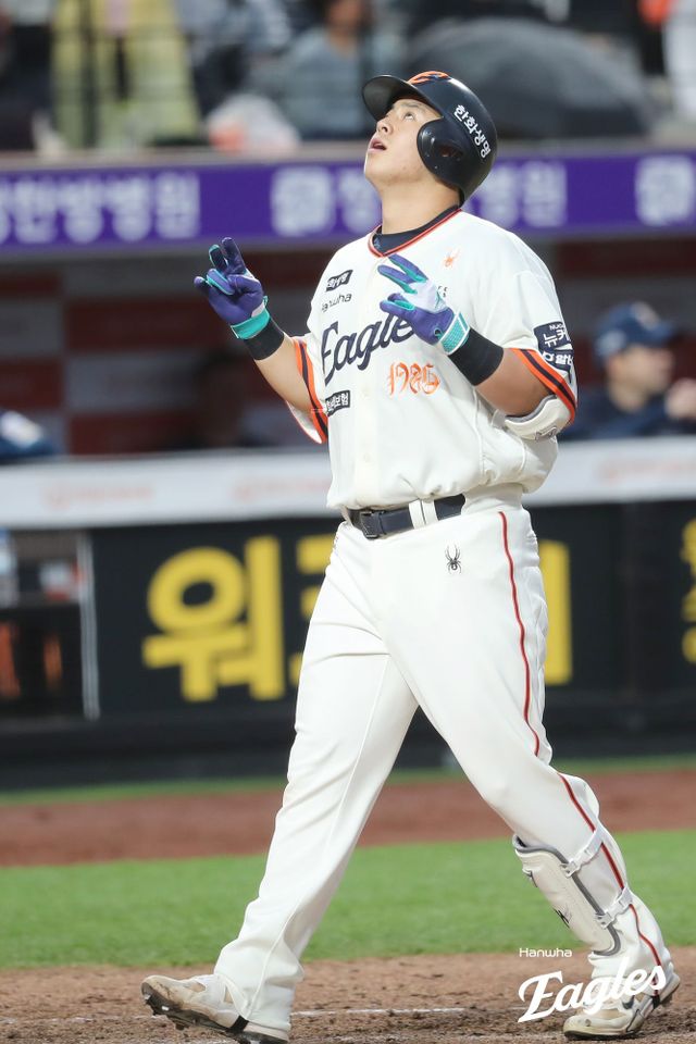 한화 내야수 노시환은 20일 대전한화생명볼파크에서 열린 '2025 신한 SOL Bank KBO 리그' NC와 정규시즌 세 번째 맞대결에서 4번타자 3루수로 선발 출전했다. 2회말 솔로포를 터트려 KBO리그 역대 108번째 개인 100홈런을 달성했다. 한화 이글스