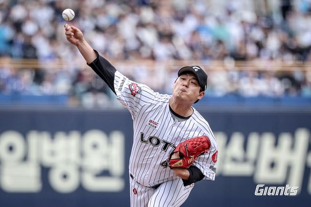 롯데 자이언츠 선발투수 나균안이 20일 대구 삼성 라이온즈전에 선발 등판해 투구하고 있다. 롯데 자이언츠