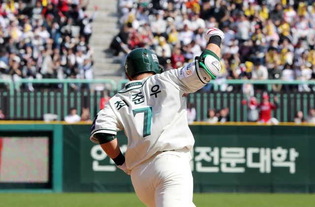 20일 오후 인천SSG랜더스필드에서 열린 '2025 신한 SOL Bank KBO리그' LG 트윈스와 SSG 랜더스의 경기, SSG가 9:3으로 승리하면서 6연패 탈출에 성공했다. SSG 최준우는 홈런 1개를 포함해 3타수 2안타 3타점 3득점을 기록했다. SSG 랜더스