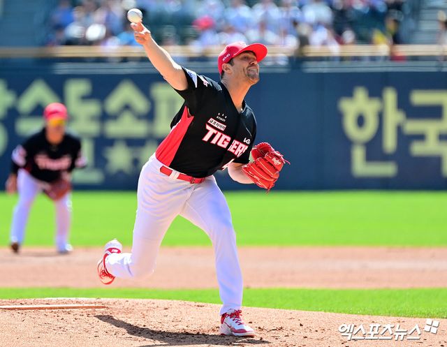20일 오후 서울 송파구 잠실야구장에서 열린 '2025 신한 SOL Bank KBO리그' KIA 타이거즈와 두산 베어스의 경기, 1회말 KIA 선발투수 네일이 공을 힘차게 던지고 있다. 잠실, 김한준 기자