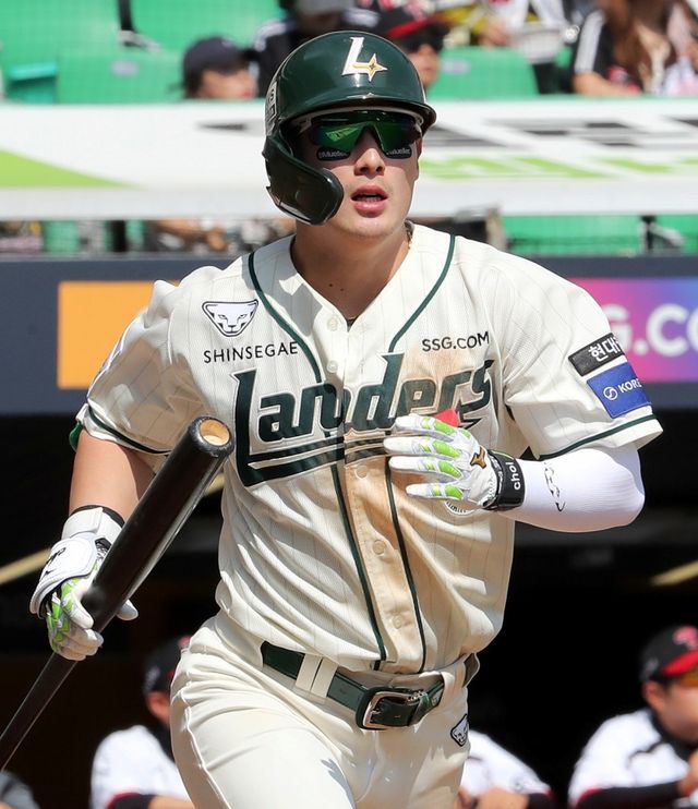 20일 오후 인천SSG랜더스필드에서 열린 '2025 신한 SOL Bank KBO리그' LG 트윈스와 SSG 랜더스의 경기, SSG가 9:3으로 승리하면서 6연패 탈출에 성공했다. SSG 최지훈은 4타수 1안타 2타점 1득점을 기록했다. SSG 랜더스